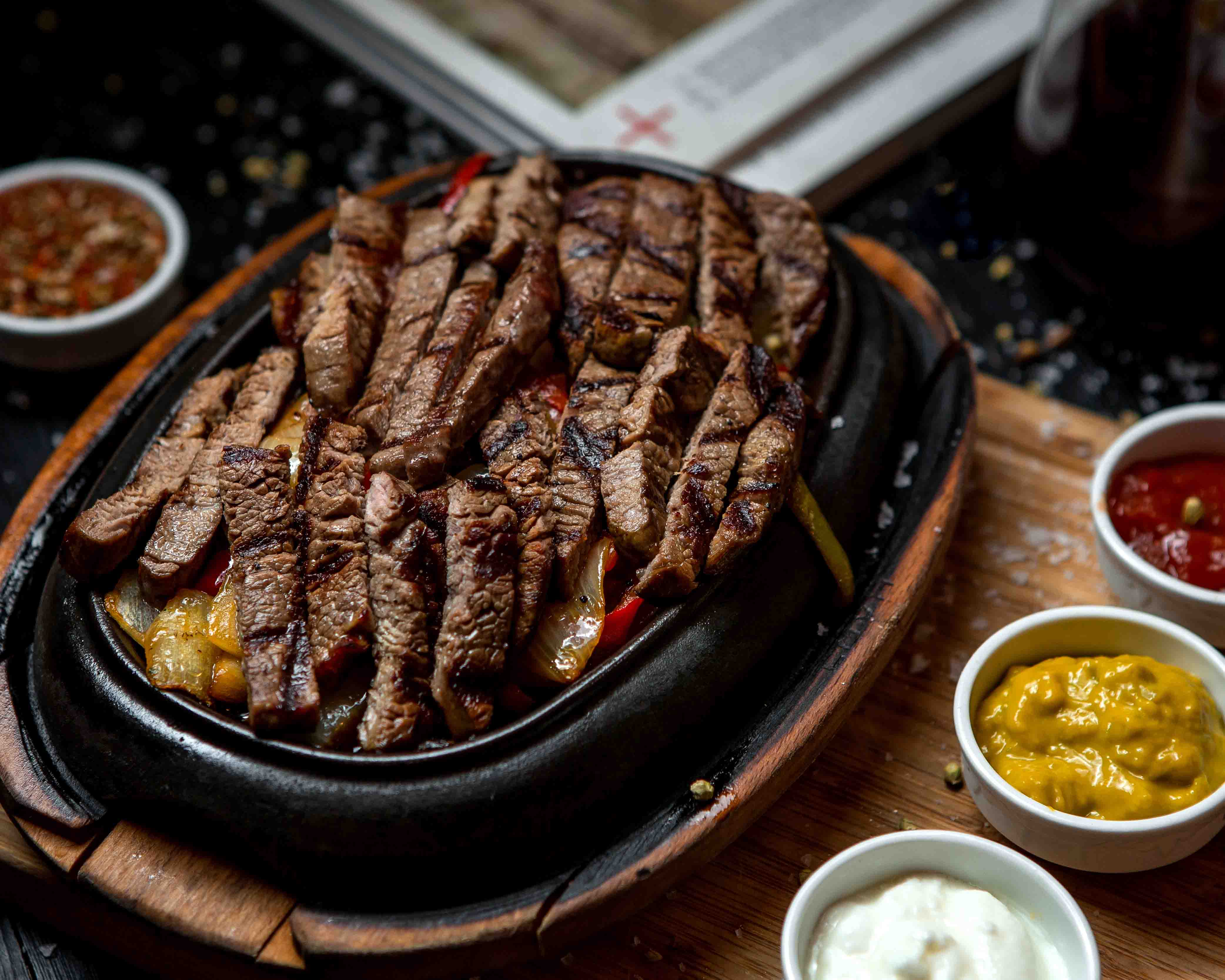 Carne fatiada servida com acompanhamentos